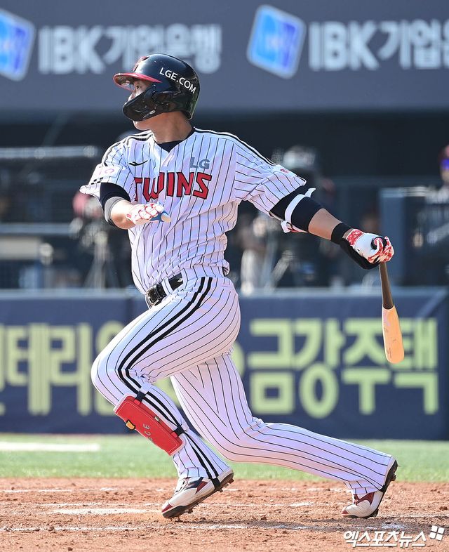 LG 외야수 송찬의는 22일 잠실구장에서 열린 '2025 신한 SOL Bank KBO 리그' 롯데와 시즌 개막전에서 6번 지명타자로 선발 출전했다. 이날 3안타를 쳐내며 공격에 활력을 불어넣었다. 잠실, 박지영 기자