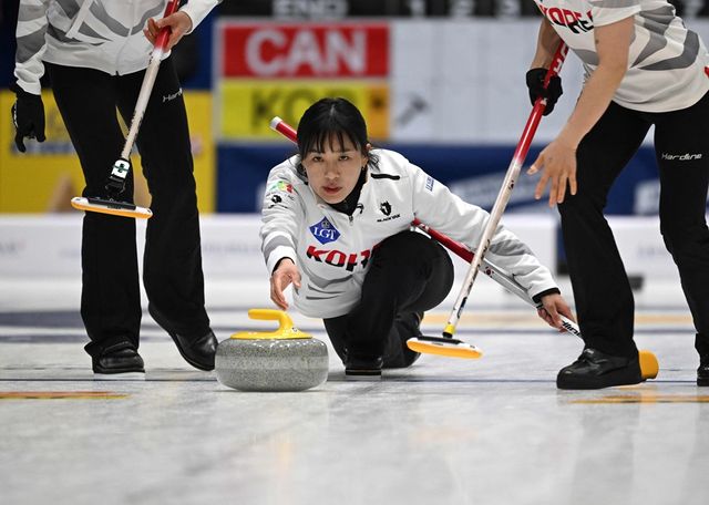 한국 여자 컬링 국가대표 경기도청 김은지가 22일 경기도 의정부빙상장에서 열린 2025 LGT 세계여자컬링선수권대회 캐나다와의 준결승에서 투구하고 있다. AFP 연합뉴스