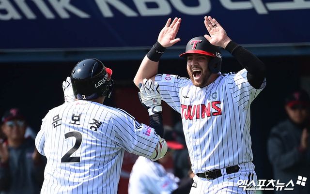 LG 내야수 문보경(2번)은 22일 잠실구장에서 열린 '2025 신한 SOL Bank KBO 리그' 롯데와 시즌 개막전에서 4번타자 3루수로 선발 출전했다. 첫 타석 상대 선발 반즈 상대 2점 홈런을 쏘아 올려 2025시즌 첫 홈런을 기록했다. 잠실, 박지영 기자
