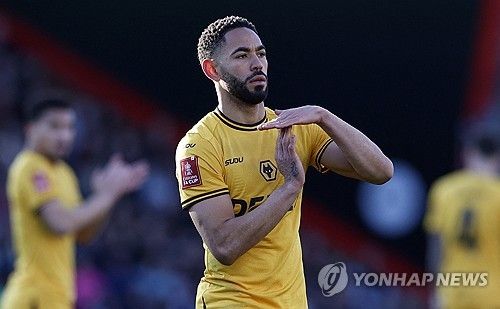 황희찬이 최대 위기에 봉착했다. 소속팀 울버햄프턴 원더러스가 2부 강등 위기에 놓인 가운데 핵심 공격수까지 징계를 받으며 당분간 출전이 어렵게 됐다. 울버햄프턴 구단에 따르면 잉글랜드축구협회는 22일 FA는 이달 초 에미레이트 FA컵 5라운드 본머스와의 경기에서 퇴장을 당한 마테우스 쿠냐에게 추가 1경기 출전 정지와 벌금을 부과했다. 연합뉴스