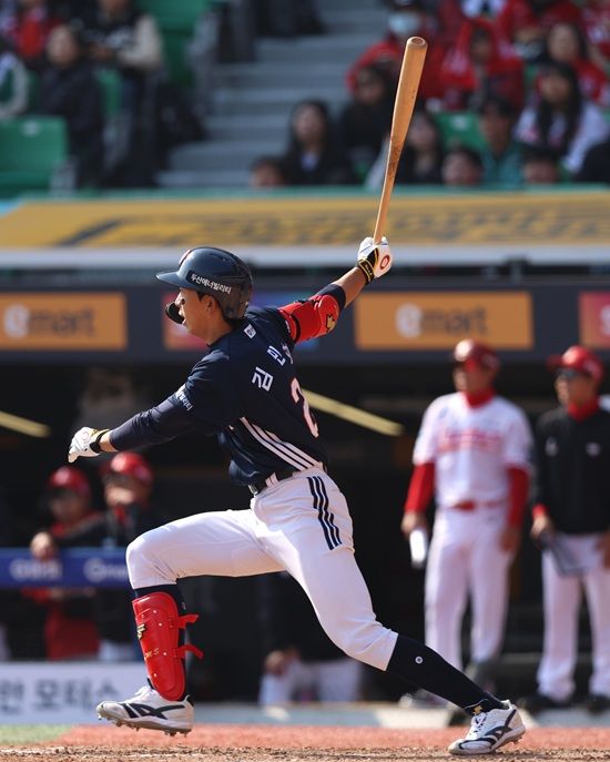 두산 베어스가 22일 정규시즌 개막전 문학 SSG 랜더스전에서 이적생 김민석의 역전 적시 3루타 활약에 앞서나가다 8회 말 셋업맨 이영하의 역전 2점 홈런 허용으로 쓰라린 개막전 패배를 당했다. 두산 베어스