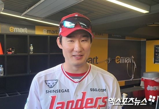 SSG 랜더스 오태곤이 22일 두산 베어스와 정규시즌 개막전에 8회 말 대타 교체 출전해 역전 2점 홈런으로 팀 승리를 이끌었다. 문학, 김근한 기자