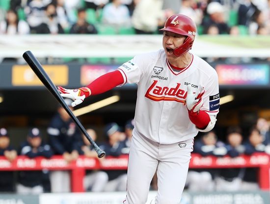 SSG 랜더스 오태곤이 22일 두산 베어스와 정규시즌 개막전에 8회 말 대타 교체 출전해 역전 2점 홈런으로 팀 승리를 이끌었다. 