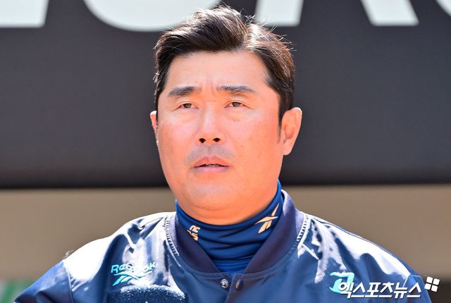 22일 오후 광주기아챔피언스필드에서 열린 '2025 신한 SOL Bank KBO리그' NC 다이노스와 KIA 타이거즈의 개막전 경기, NC 이호준 감독이 국민의례를 하고 있다. 광주, 김한준 기자