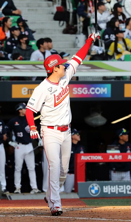 SSG 랜더스 오태곤이 22일 두산 베어스와 정규시즌 개막전에 8회 말 대타 교체 출전해 역전 2점 홈런으로 팀 승리를 이끌었다. 