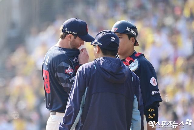 롯데 투수 반즈(왼쪽 첫 번째)는 22일 잠실구장에서 열린 '2025 신한 SOL Bank KBO 리그' LG전에서 선발 등판했다. 3이닝 7실점으로 무너져 패전 투수가 될 위기에 놓였다. 잠실, 박지영 기자