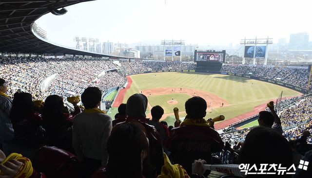 LG를 대표하는 응원가 'Forever LG'가 9년 만에 LG 팬들 곁으로 다가와 잠실구장에서 울려 퍼졌다. 잠실, 박지영 기자