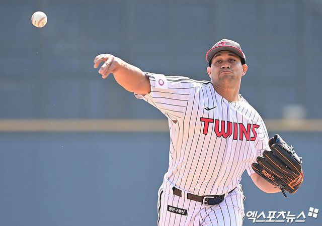 LG 투수 치리노스는 22일 잠실구장에서 열린 '2025 신한 SOL Bank KBO 리그' 롯데와 시즌 개막전에서 선발 등판했다. 6이닝 2실점 퀄리티스타트 투구를 선보여 승리 투수가 됐다. 잠실, 박지영 기자