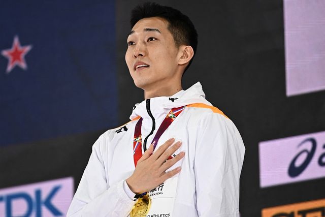 우상혁이 21일 중국 난징에서 열린 2025 세계실내육상선수권대회 남자 높이뛰기 결선에서 우승한 뒤 시상식에 임하고 있다. REUTERS 연합뉴스