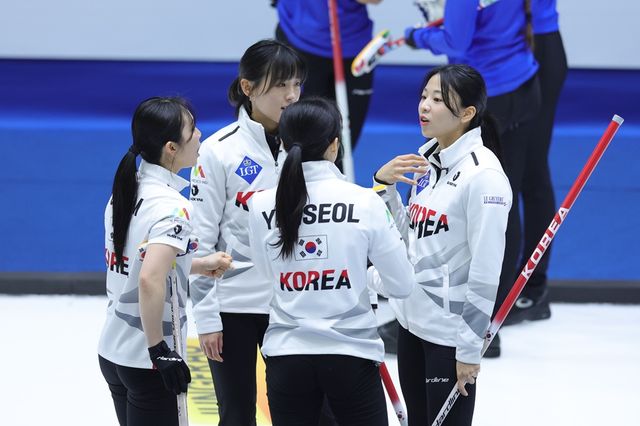 한국 여자 컬링 국가대표 경기도청 선수들이 경기도 의정부빙상장에서 열린 2025 LGT 세계여자컬링선수권대회에서 경기 중 작전을 의논하고 있다. 연합뉴스