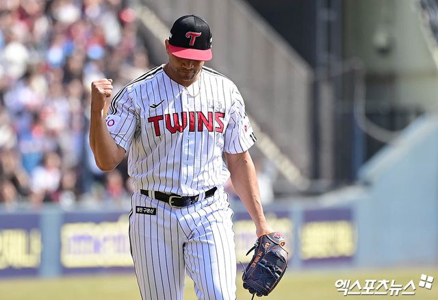 LG 투수 치리노스는 22일 잠실구장에서 열린 '2025 신한 SOL Bank KBO 리그' 롯데와 시즌 개막전에서 선발 등판했다. 6이닝 2실점 퀄리티스타트 투구를 선보여 승리 투수가 됐다. 잠실, 박지영 기자