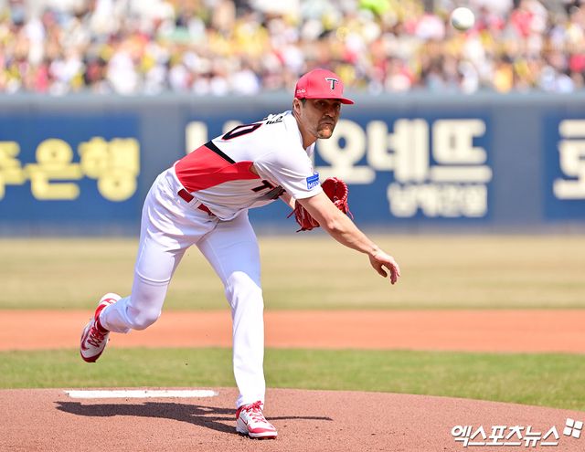 22일 오후 광주기아챔피언스필드에서 열린 '2025 신한 SOL Bank KBO리그' NC 다이노스와 KIA 타이거즈의 개막전 경기, 1회초 KIA 선발투수 네일이 공을 힘차게 던지고 있다. 광주, 김한준 기자