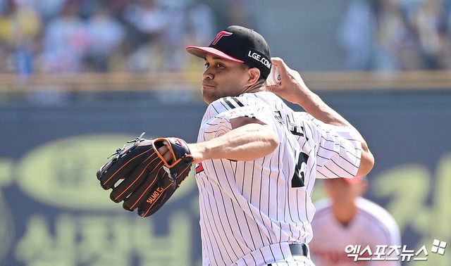 LG 투수 치리노스는 22일 잠실구장에서 열린 '2025 신한 SOL Bank KBO 리그' 롯데와 시즌 개막전에서 선발 등판했다. 6이닝 2실점 퀄리티스타트 투구를 선보여 승리 투수가 됐다. 잠실, 박지영 기자