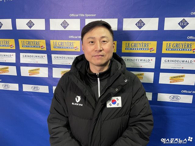 한국 여자 컬링 국가대표 경기도청의 신동호 감독이 22일 경기도 의정부빙상장에서 열린 2025 LGT 세계여자컬링선수권대회 캐나다와의 준결승을 마친 뒤 인터뷰에 임하고 있다. 의정부, 최원영 기자
