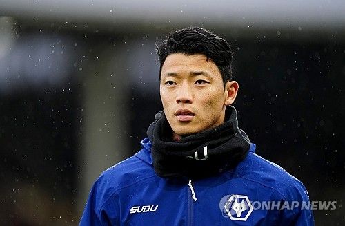 황희찬이 최대 위기에 봉착했다. 소속팀 울버햄프턴 원더러스가 2부 강등 위기에 놓인 가운데 핵심 공격수까지 징계를 받으며 당분간 출전이 어렵게 됐다. 울버햄프턴 구단에 따르면 잉글랜드축구협회는 22일 FA는 이달 초 에미레이트 FA컵 5라운드 본머스와의 경기에서 퇴장을 당한 마테우스 쿠냐에게 추가 1경기 출전 정지와 벌금을 부과했다. 연합뉴스