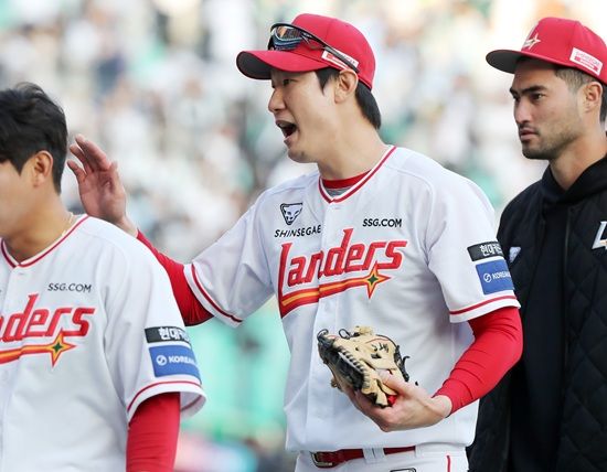 SSG 랜더스 오태곤이 22일 두산 베어스와 정규시즌 개막전에 8회 말 대타 교체 출전해 역전 2점 홈런으로 팀 승리를 이끌었다. 