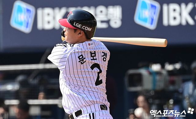 LG 내야수 문보경은 22일 잠실구장에서 열린 '2025 신한 SOL Bank KBO 리그' 롯데와 시즌 개막전에서 4번타자 3루수로 선발 출전했다. 첫 타석 상대 선발 반즈 상대 2점 홈런을 쏘아 올려 2025시즌 첫 홈런을 기록. 팀 승리에 힘을 보탰다. 잠실, 박지영 기자