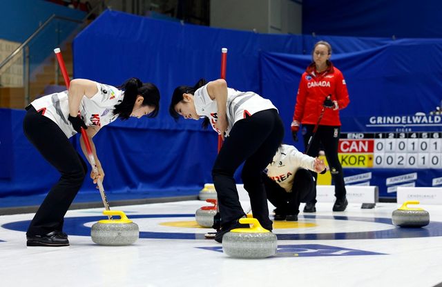 한국 여자 컬링 국가대표 경기도청 선수들이 22일 경기도 의정부빙상장에서 열린 2025 LGT 세계여자컬링선수권대회 캐나다와의 준결승에서 스위핑하고 있다. REUTERS 연합뉴스