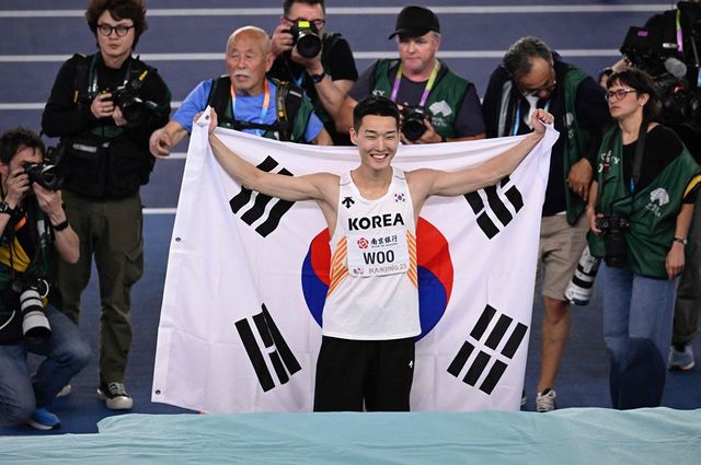 우상혁이 21일 중국 난징에서 열린 2025 세계실내육상선수권대회 남자 높이뛰기 결선에서 우승한 뒤 세리머니하고 있다. AFP 연합뉴스