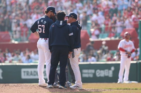 두산 베어스 외국인 투수 콜 어빈이 지난 22일 문학 SSG 랜더스전에서 KBO리그 데뷔전을 치러 5이닝 7피안타 6탈삼진 3사사구 4실점을 기록했다. 두산 베어스