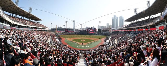 22일 수원 KT위즈파크에서 열린 KT 위즈와 한화 이글스의 정규시즌 개막전에 만원 관중이 들어서 있다. KT 위즈