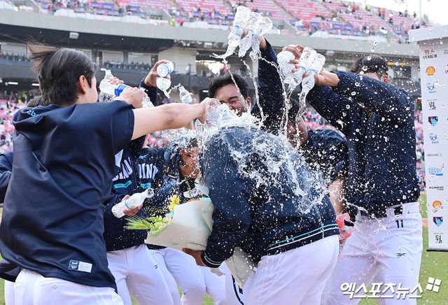 23일 오후 광주기아챔피언스필드에서 열린 '2025 신한 SOL Bank KBO리그' NC 다이노스와 KIA 타이거즈의 경기, NC가 KIA에 5:4로 승리하며 전날의 패배를 설욕했다. 경기종료 후 NC 선수들이 감독 첫 승을 달성한 이호준 감독에게 축하 물세례를 하고 있다. 광주, 김한준 기자
