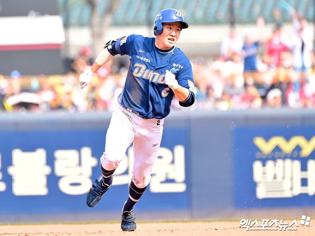 23일 오후 광주기아챔피언스필드에서 열린 '2025 신한 SOL Bank KBO리그' NC 다이노스와 KIA 타이거즈의 경기, 4회초 2사 1,2루 NC 박민우가 2타점 3루타를 날리고 있다. 광주, 김한준 기자