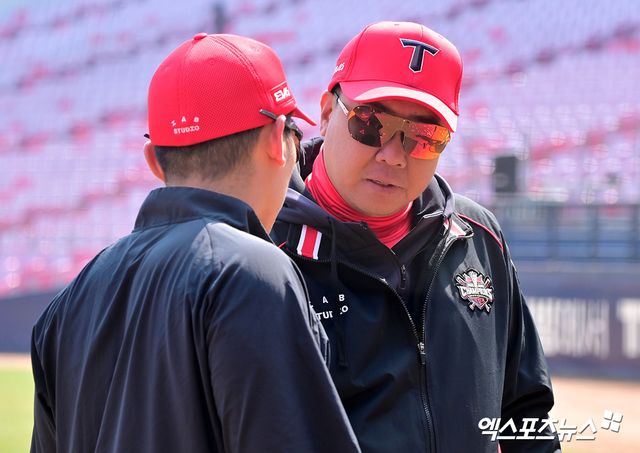 23일 오후 광주기아챔피언스필드에서 열리는 '2025 신한 SOL Bank KBO리그' NC 다이노스와 KIA 타이거즈의 경기, KIA 이범호 감독이 서건창과 대화를 나누고 있다. 광주, 김한준 기자