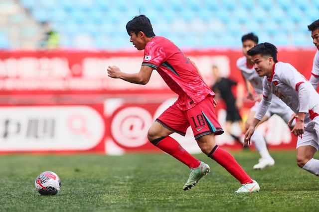 U-22 대표팀은 23일 중국 장쑤성 옌청 올림픽 스포츠센터 스타디움에서 열린 중국축구협회(CFA) 초청 U-22 4개국 친선대회 2차전에서 중국에 0-1로 졌다. 한국은 지난 20일 동남아 베트남과의 첫 경기에선 1-1로 비긴 것에 이어 이번 중국전 패배로 1무1패를 기록했다. 25일 우즈베키스탄과 최종전을 치른다. 대한축구협회