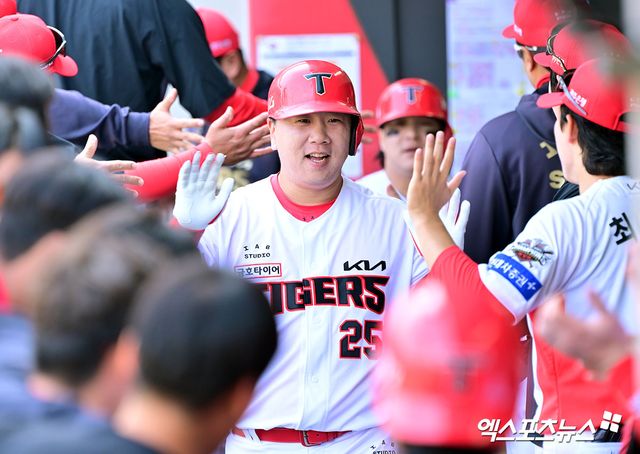 23일 오후 광주기아챔피언스필드에서 열린 '2025 신한 SOL Bank KBO리그' NC 다이노스와 KIA 타이거즈의 경기, 2회말 무사 1루 KIA 이우성이 투런 홈런을 날린 후 더그아웃에서 하이파이브를 하고 있다. 광주, 김한준 기자