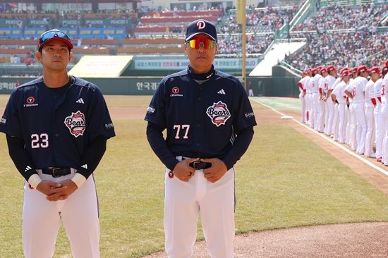 두산 베어스가 지난 22일 개막전에서 8회 구원 등판한 이영하의 역전 2점 홈런 허용으로 쓰라린 역전패를 당했다. 두산은 23일 문학 SSG전에서 선발 2루수를 개막전 4타수 무안타를 기록한 오명진에서 이유찬으로 바꿨다. 두산 베어스