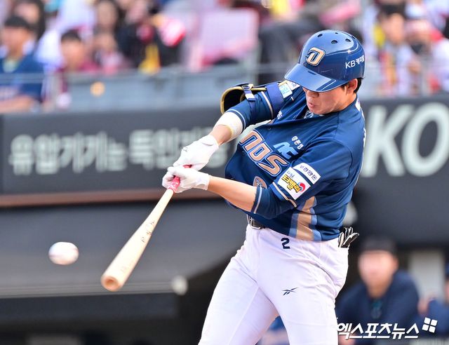 23일 오후 광주기아챔피언스필드에서 열린 '2025 신한 SOL Bank KBO리그' NC 다이노스와 KIA 타이거즈의 경기, 9회초 1사 NC 박민우가 우전안타를 날리고 있다, 광주, 김한준 기자