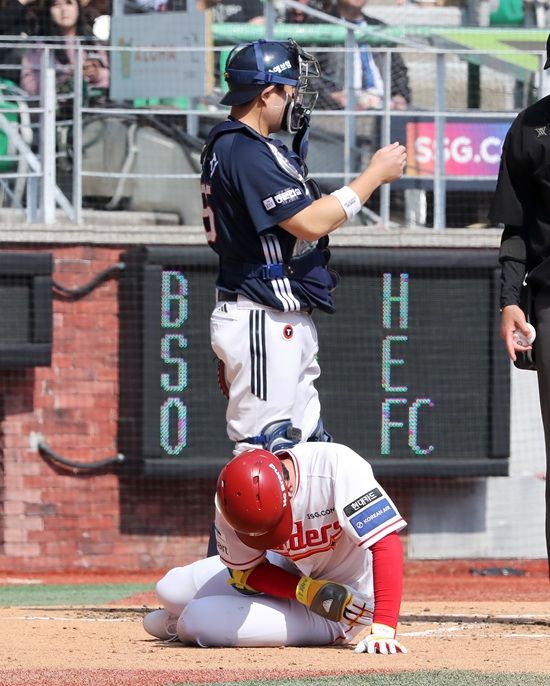 SSG 랜더스 내야수 박성한이 개막전 사구 여파로 23일 문학 두산전 선발 라인업에서 제외됐다. SSG 랜더스