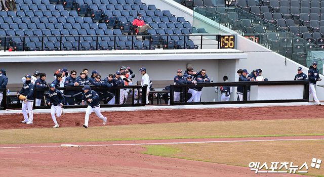 6일 오후 대전 한화생명 볼파크에서 열린 한화 청백전 경기, 더그아웃 위에 피치클락이 설치되어 있다. 엑스포츠뉴스 DB