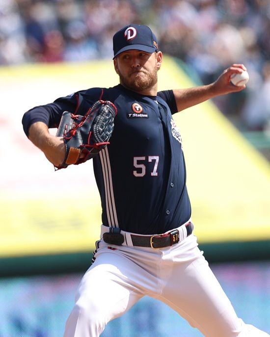 두산 베어스가 지난 22일 개막전에서 8회 구원 등판한 이영하의 역전 2점 홈런 허용으로 쓰라린 역전패를 당했다. 두산은 23일 문학 SSG전에서 선발 2루수를 개막전 4타수 무안타를 기록한 오명진에서 이유찬으로 바꿨다. 두산 베어스