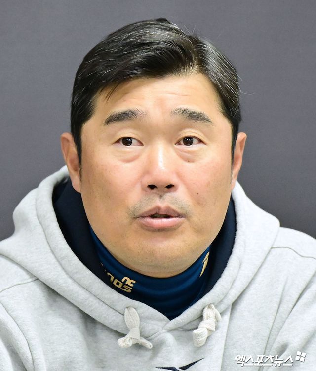 23일 오후 광주기아챔피언스필드에서 열리는 '2025 신한 SOL Bank KBO리그' NC 다이노스와 KIA 타이거즈의 경기, NC 이호준 감독이 취재진과 대화를 나누고 있다. 광주, 김한준 기자