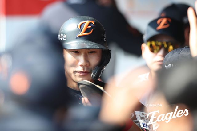 22일 수원 KT위즈파크에서 열린 2025 신한 SOL Bank KBO리그 한화 이글스와 KT 위즈의 정규시즌 개막전, 한화 심우준이 득점 후 선수들의 축하를 받고 있다. 한화 이글스