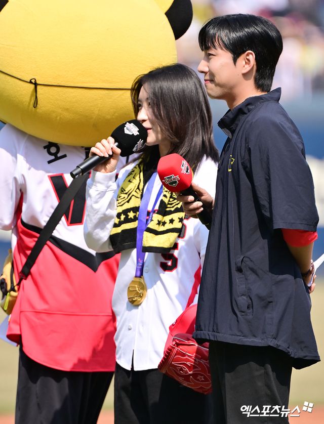 23일 오후 광주기아챔피언스필드에서 열린 '2025 신한 SOL Bank KBO리그' NC 다이노스와 KIA 타이거즈의 경기, 쇼트트랙 김길리가 시구에 앞서 인사말을 하고 있다. 광주, 김한준 기자