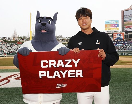 SSG 랜더스 투수 김광현이 23일 문학 두산전에 선발 등판해 5.2이닝 8탈삼진 2실점으로 시즌 첫 승과 함께 팀 개막 2연승을 이끌었다. SSG 랜더스