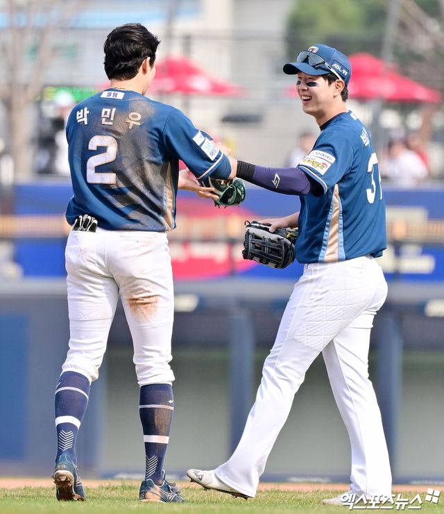 23일 오후 광주기아챔피언스필드에서 열린 '2025 신한 SOL Bank KBO리그' NC 다이노스와 KIA 타이거즈의 경기, 4회초 공수교대때 NC 박건우가 박민우를 보며 미소를 보이고 있다. 광주, 김한준 기자