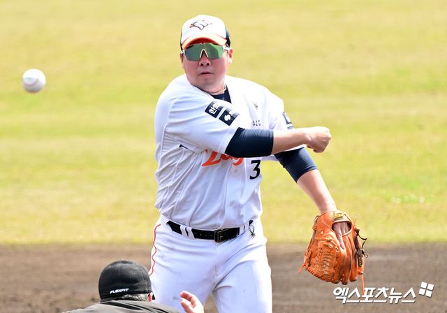 한화 이글스 안치홍이 경기에 출전해 수비하고 있다. 엑스포츠뉴스 DB