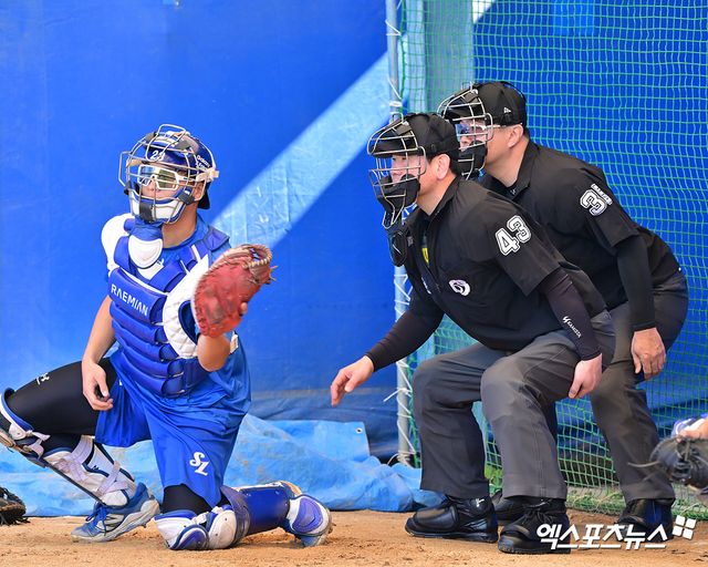 25일 오후 일본 오키나와 온나손 구장에서 열리는 SSG 랜더스와 삼성 라이온즈의 연습경기, KBO 심판진들이 삼성 훈련장을 방문해 투구 판정을 하고 있다. 엑스포츠뉴스 DB