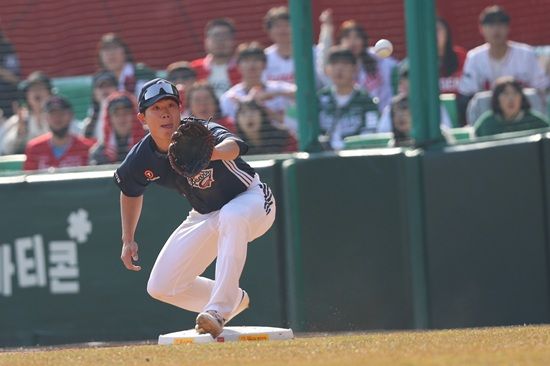 두산 베어스가 지난 22일 개막전에서 8회 구원 등판한 이영하의 역전 2점 홈런 허용으로 쓰라린 역전패를 당했다. 두산은 23일 문학 SSG전에서 선발 2루수를 개막전 4타수 무안타를 기록한 오명진에서 이유찬으로 바꿨다. 두산 베어스