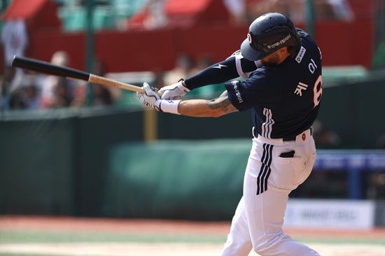 두산 베어스 외국인 타자 케이브가 개막 시리즈 2경기에서 8타수 무안타 2삼진으로 부진했다. 두산 베어스