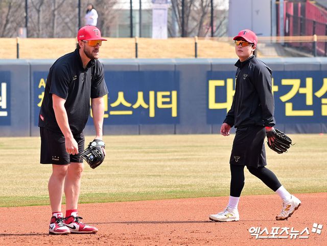 23일 오후 광주기아챔피언스필드에서 열리는 '2025 신한 SOL Bank KBO리그' NC 다이노스와 KIA 타이거즈의 경기, KIA 위즈덤과 윤도현이 훈련에 임하고 있다. 광주, 김한준 기자