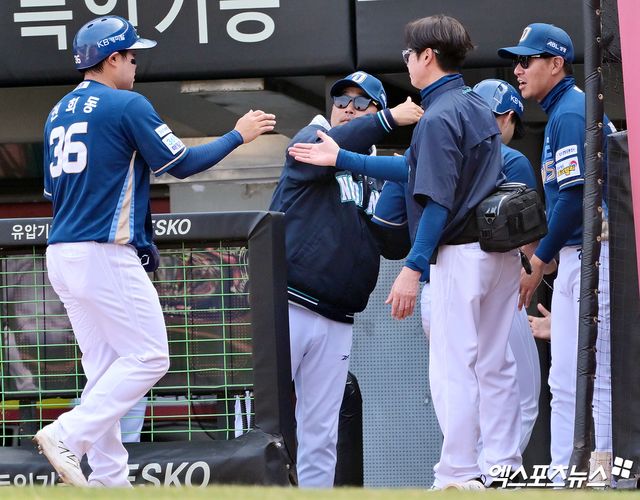 23일 오후 광주기아챔피언스필드에서 열린 '2025 신한 SOL Bank KBO리그' NC 다이노스와 KIA 타이거즈의 경기, 4회초 2사 1,2루 NC 권희동이 박민우의 2타점 3루타때 득점에 성공한 후 이호준 감독의 축하를 받고 있다. 광주, 김한준 기자