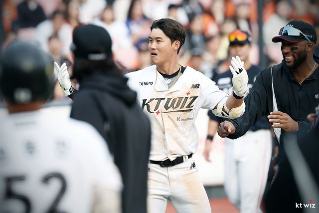 KT 위즈는 23일 수원 KT위즈파크에서 열린 2025 신한 SOL Bank KBO리그 한화 이글스와의 홈경기에서 연장 11회 접전 끝 5-4 끝내기 승리를 거머쥐었다. 지난 22일 시즌 개막전서 한화에 3-4로 역전패당했지만 하루 만에 되갚았다. 시즌 첫 승을 신고했다. KT 위즈 외야수 배정대가 이날 끝내기 안타를 때려낸 뒤 세리머니하고 있다. KT 위즈