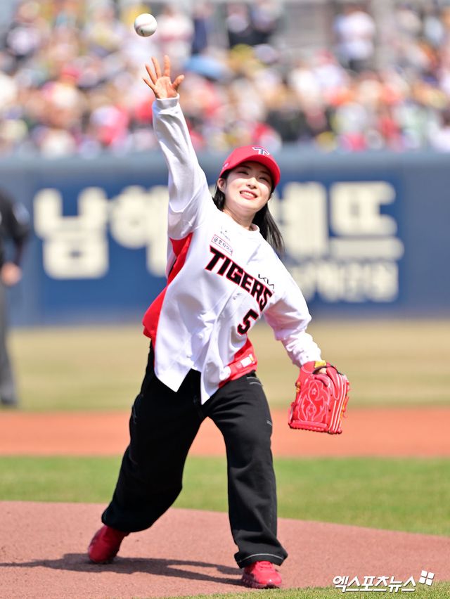 23일 오후 광주기아챔피언스필드에서 열린 '2025 신한 SOL Bank KBO리그' NC 다이노스와 KIA 타이거즈의 경기, 경기 전 쇼트트랙 김길리가 시구에 임하고 있다. 광주, 김한준 기자