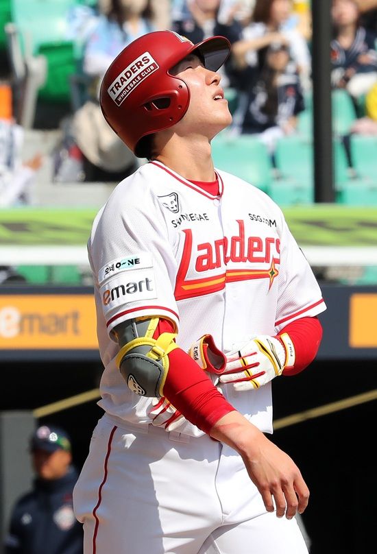 SSG 랜더스 내야수 박성한이 개막전 사구 여파로 23일 문학 두산전 선발 라인업에서 제외됐다. SSG 랜더스