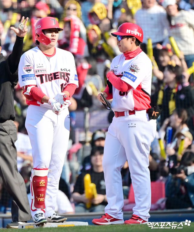 22일 오후 광주기아챔피언스필드에서 열린 '2025 신한 SOL Bank KBO리그' NC 다이노스와 KIA 타이거즈의 개막전 경기, 8회말 KIA 최원준이 우전안타를 날린 후 타임을 요청하고 있다. 엑스포츠뉴스 DB